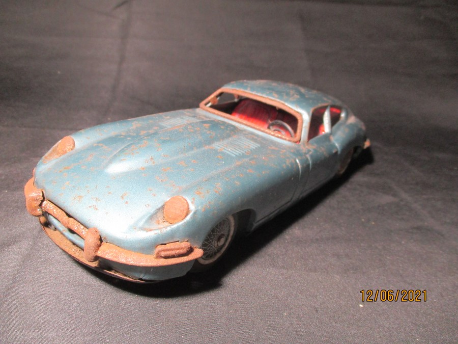 A tin plate friction driven Jaguar XK-E made in Japan and a boxed Marx Toys friction motor plastic - Bild 4 aus 14