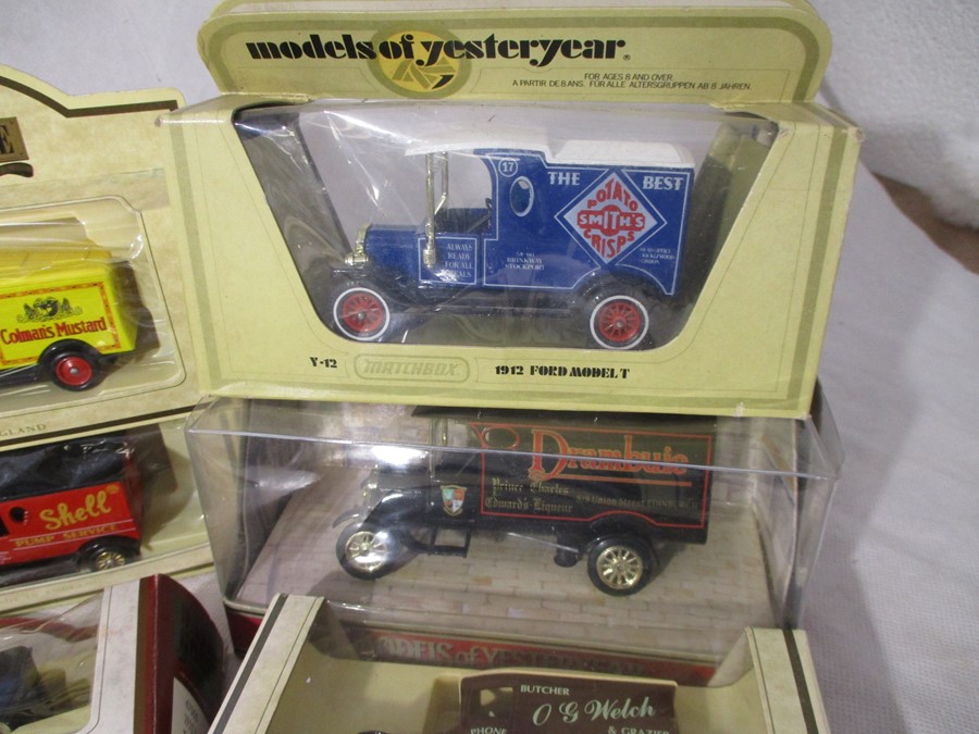 A collection of boxed die-cast vehicles including Lledo Days Gone, Matchbox Models of Yesteryear, - Bild 5 aus 9