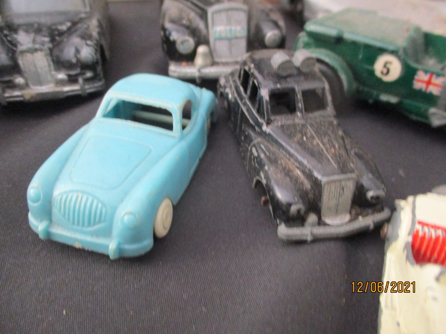 A selection of vintage play worn model cars including Lesney, Corgi and Dinky - Bild 23 aus 33