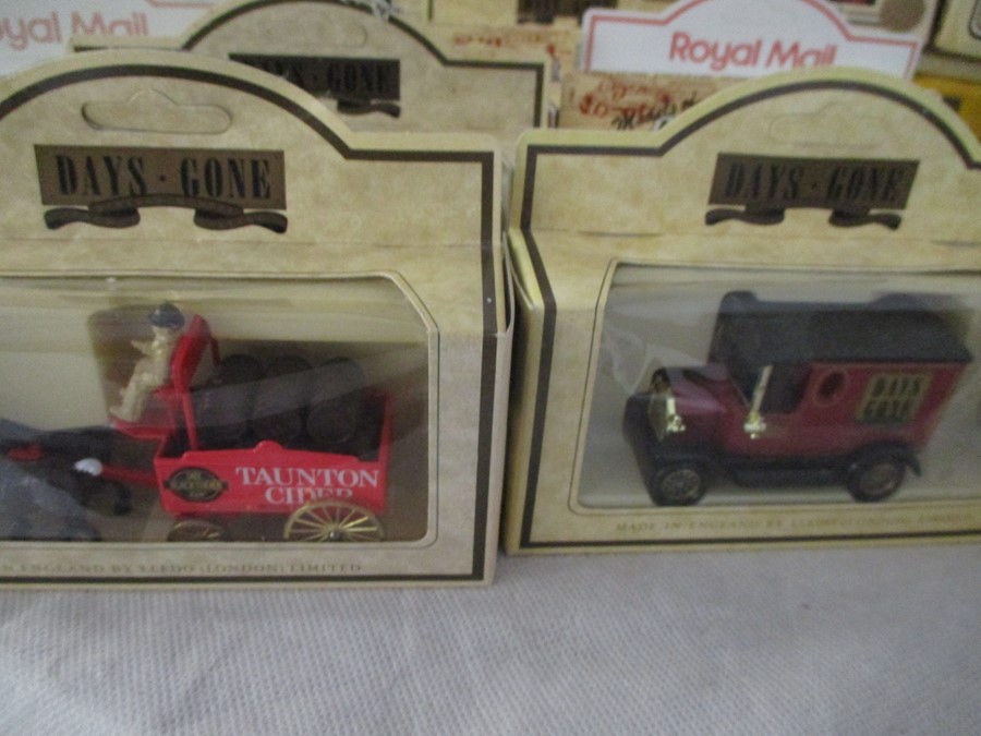 A collection of mainly boxed Lledo die-cast vehicles including "Days Gone" - Bild 2 aus 19
