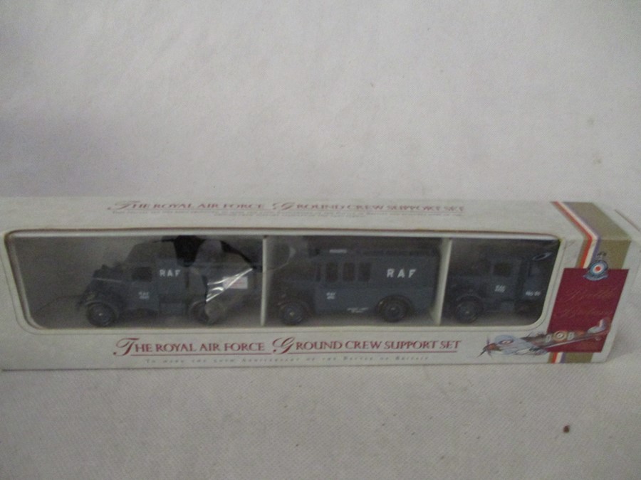 A collection of mainly boxed Lledo die-cast vehicles including "Days Gone" - Bild 16 aus 19