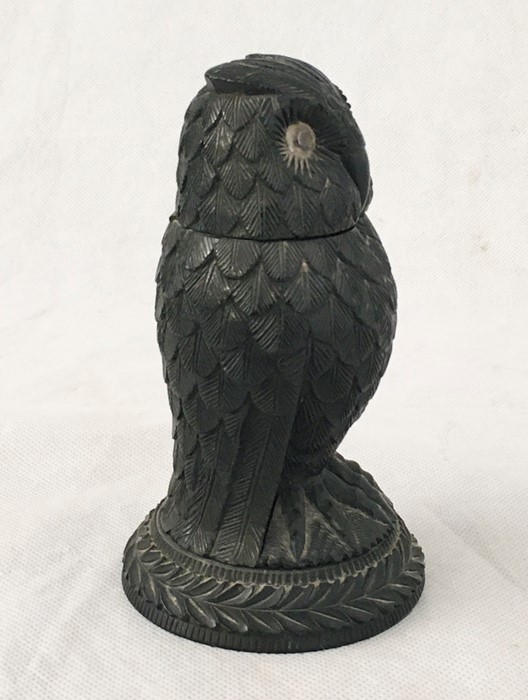 A Black Forest carved owl inkwell with glass eyes and hinged head - Bild 2 aus 5