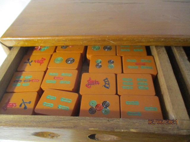 A vintage Mah-jong set in wooden case with incised decoration of junks on a river - Bild 2 aus 9