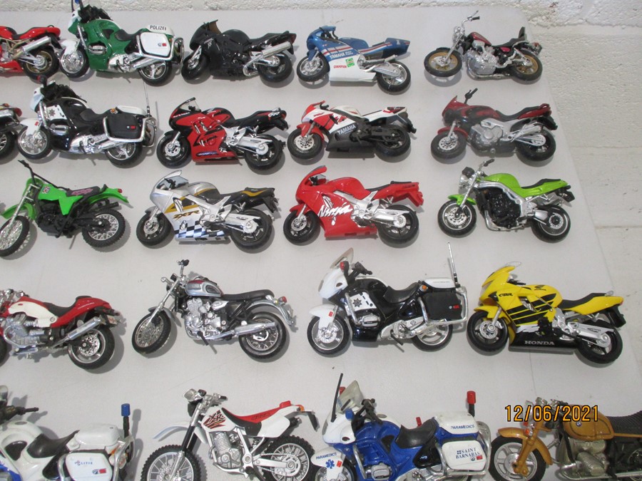 A collection of thirty six model motorcycles including Maisto etc - Bild 5 aus 8