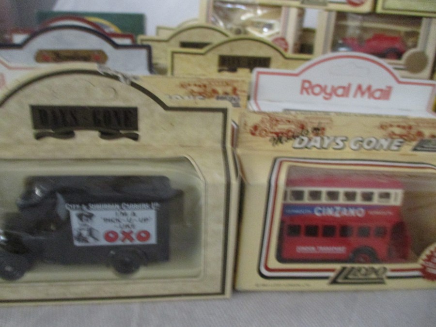 A collection of mainly boxed Lledo die-cast vehicles including "Days Gone" - Bild 3 aus 19