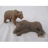 Two Black Forest bears, one recumbent and the other standing, longest 21cm