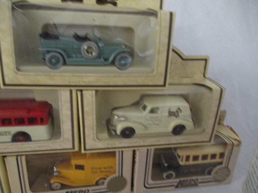 A collection of mainly boxed Lledo die-cast vehicles including "Days Gone" - Bild 12 aus 19