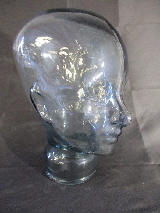 A glass display head. - Bild 2 aus 9