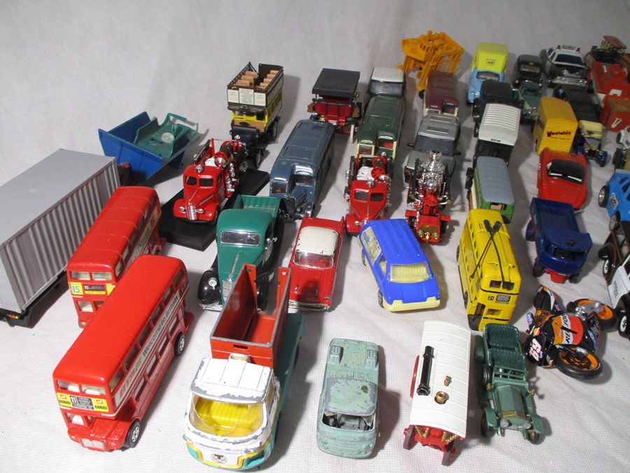 A collection of unboxed die-cast vehicles including Dinky, Corgi, Lledo, Matchbox etc - Bild 15 aus 16