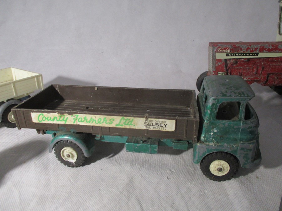 Four vintage Tri-ang Lorries, three flat bed, one tipper, plus a vintage tractor with two tin trucks - Bild 14 aus 21