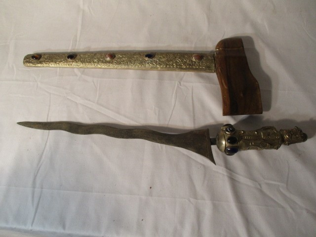 A 20th century Kris (possibly Balinese) with undulating double edged blade. The SCM grip formed as a - Image 21 of 27