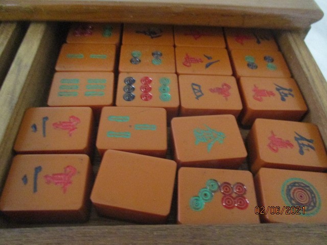 A vintage Mah-jong set in wooden case with incised decoration of junks on a river - Bild 4 aus 9