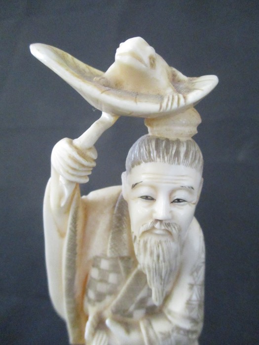 A 19th Century Japanese ivory Okimono of a man holding a lily pad over his head with a toad resting, - Image 2 of 7