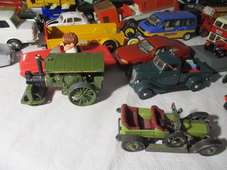 A collection of unboxed die-cast vehicles including Dinky, Corgi, Lledo, Matchbox etc - Bild 4 aus 16