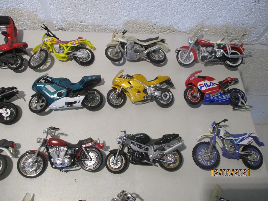 A collection of thirty six model motorcycles including Maisto etc. - Bild 3 aus 6