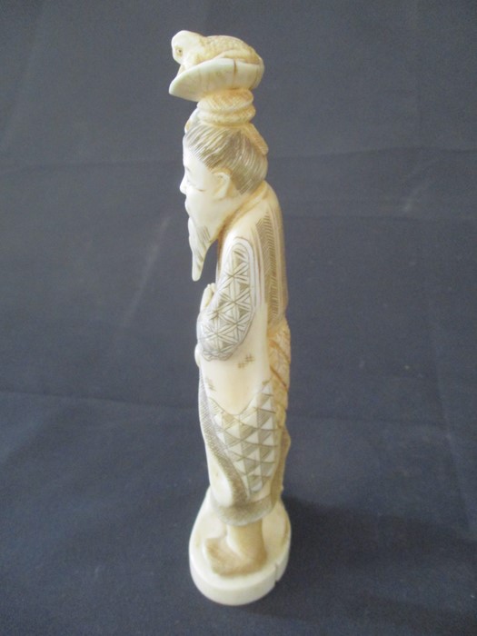 A 19th Century Japanese ivory Okimono of a man holding a lily pad over his head with a toad resting, - Image 4 of 7