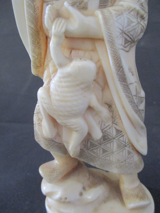 A 19th Century Japanese ivory Okimono of a man holding a lily pad over his head with a toad resting, - Image 3 of 7