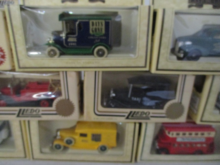 A collection of mainly boxed Lledo die-cast vehicles including "Days Gone" - Bild 9 aus 19