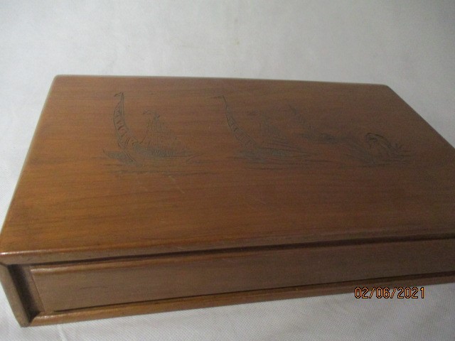 A vintage Mah-jong set in wooden case with incised decoration of junks on a river - Bild 7 aus 9
