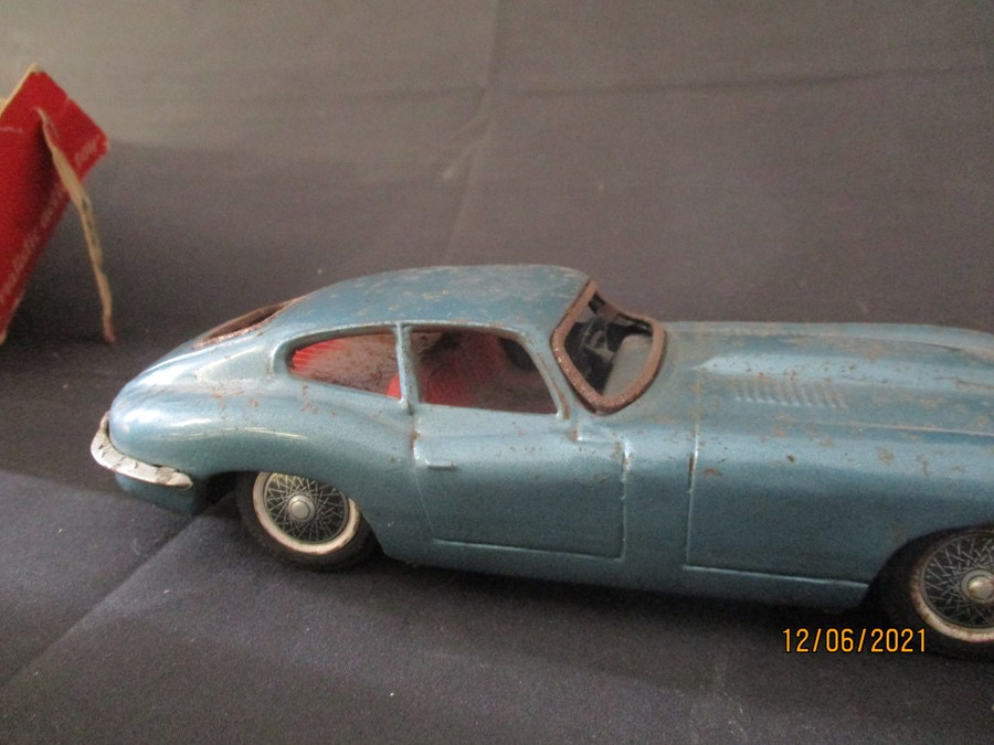 A tin plate friction driven Jaguar XK-E made in Japan and a boxed Marx Toys friction motor plastic - Bild 9 aus 14