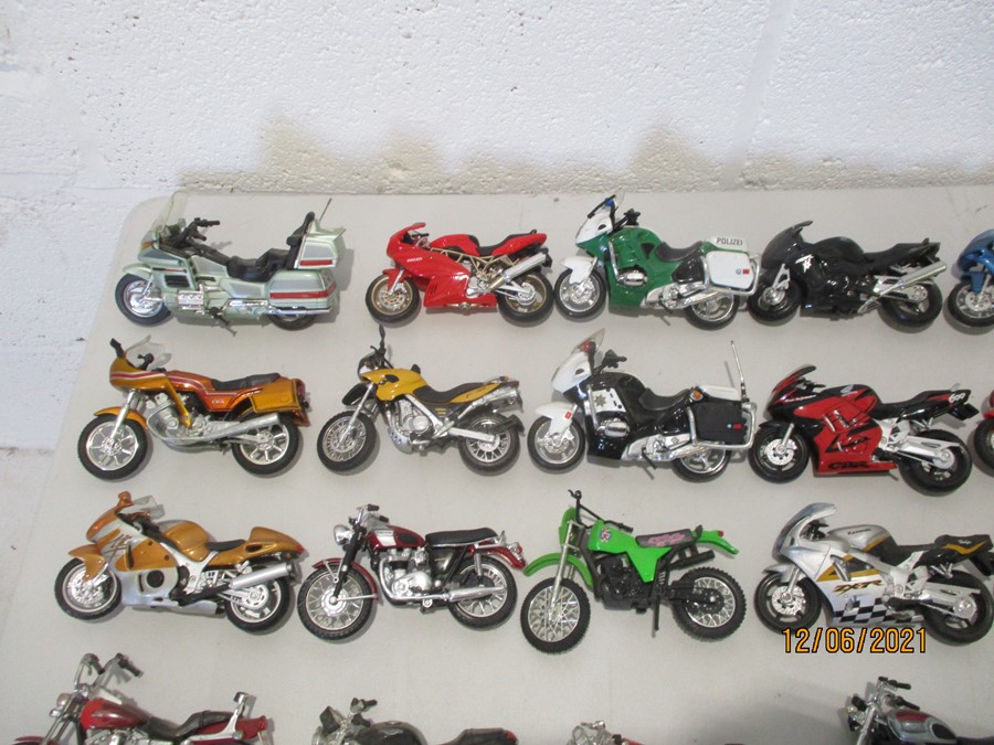 A collection of thirty six model motorcycles including Maisto etc - Bild 2 aus 8