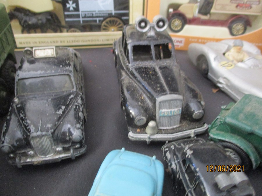 A selection of vintage play worn model cars including Lesney, Corgi and Dinky - Bild 22 aus 33