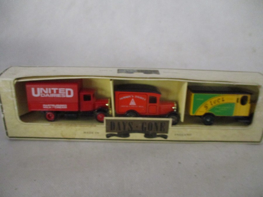 A collection of mainly boxed Lledo die-cast vehicles including "Days Gone" - Bild 17 aus 19