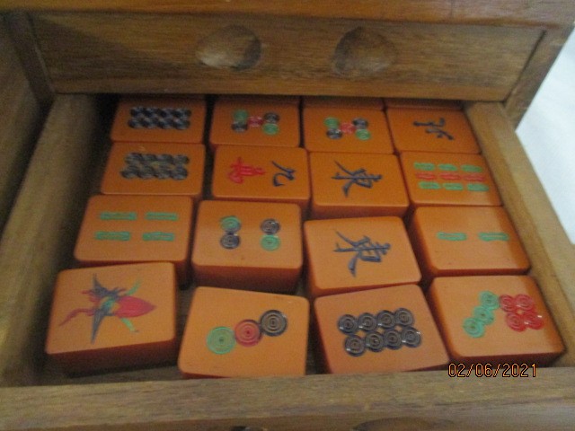 A vintage Mah-jong set in wooden case with incised decoration of junks on a river - Bild 5 aus 9