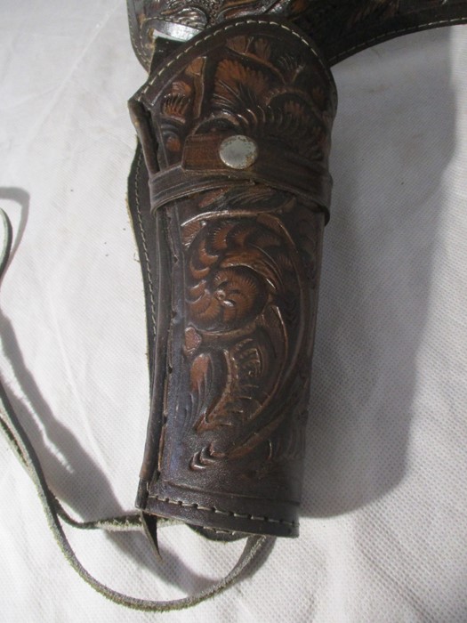 A tooled leather holster and belt - Image 2 of 5