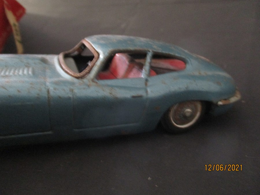 A tin plate friction driven Jaguar XK-E made in Japan and a boxed Marx Toys friction motor plastic - Bild 6 aus 14