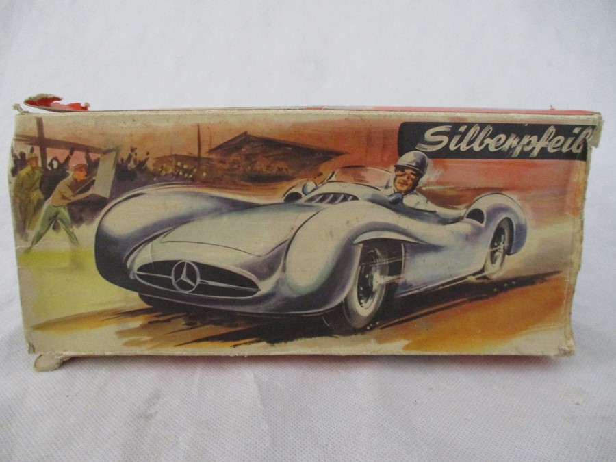 A Silberpfeil Mercedes Silver-Arrow tin plate friction driven open wheel racer model car, No 77, - Bild 10 aus 12