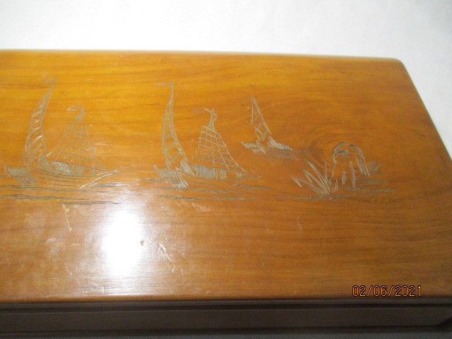 A vintage Mah-jong set in wooden case with incised decoration of junks on a river - Bild 8 aus 9