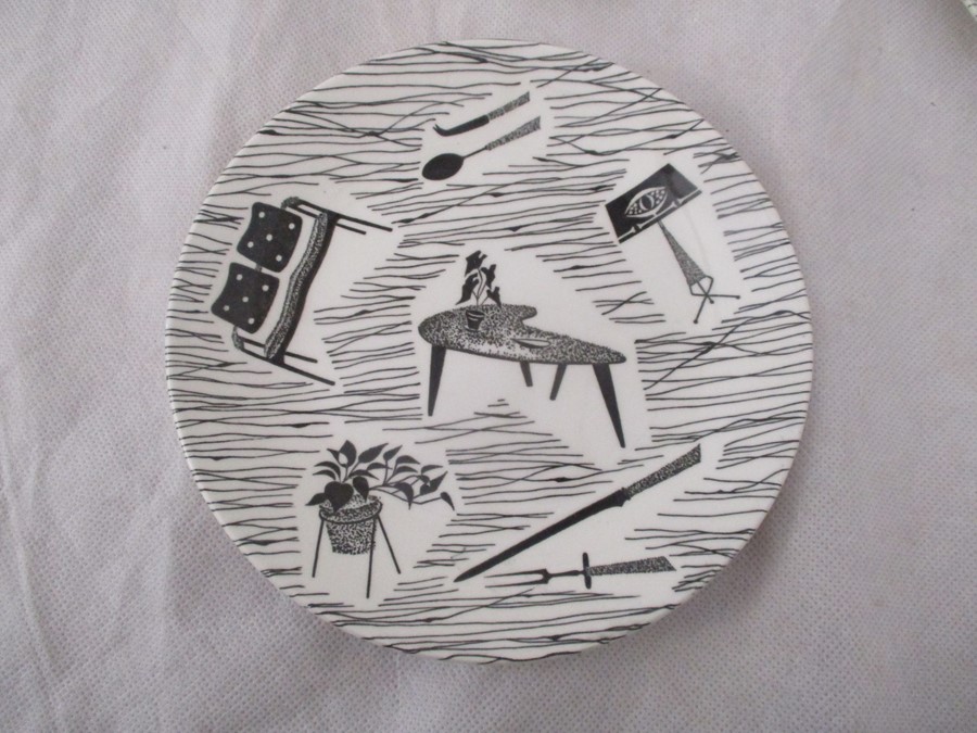 A set of four "Homemaker" pattern tea plates ( 17.5 cm diameter), two with small chips to underside - Bild 2 aus 4