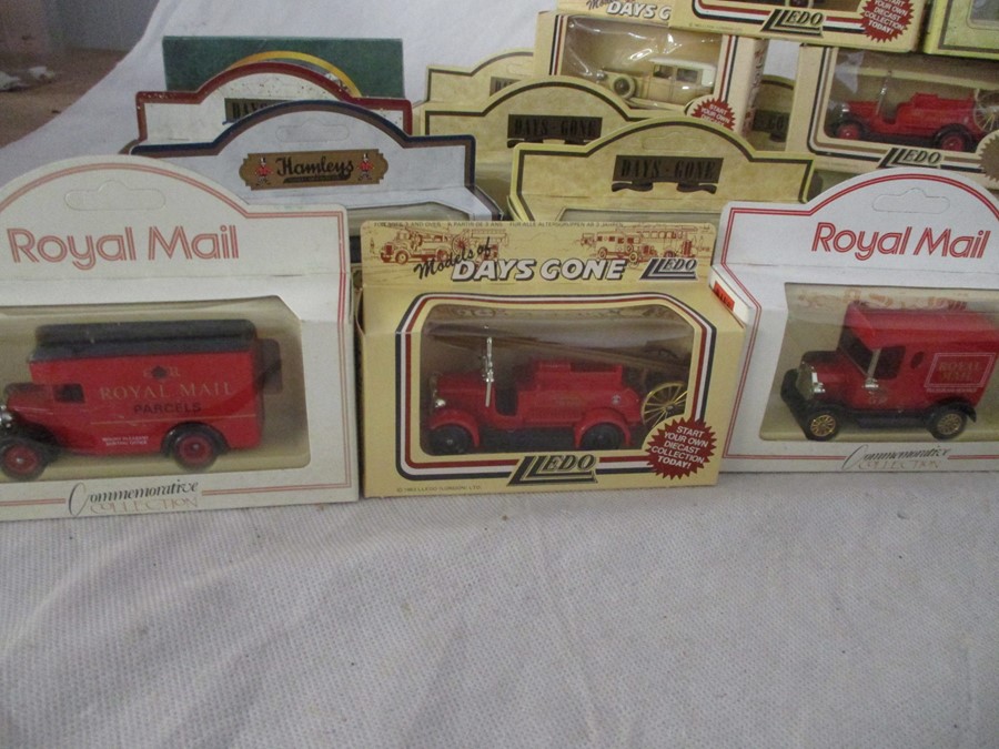 A collection of mainly boxed Lledo die-cast vehicles including "Days Gone" - Bild 4 aus 19