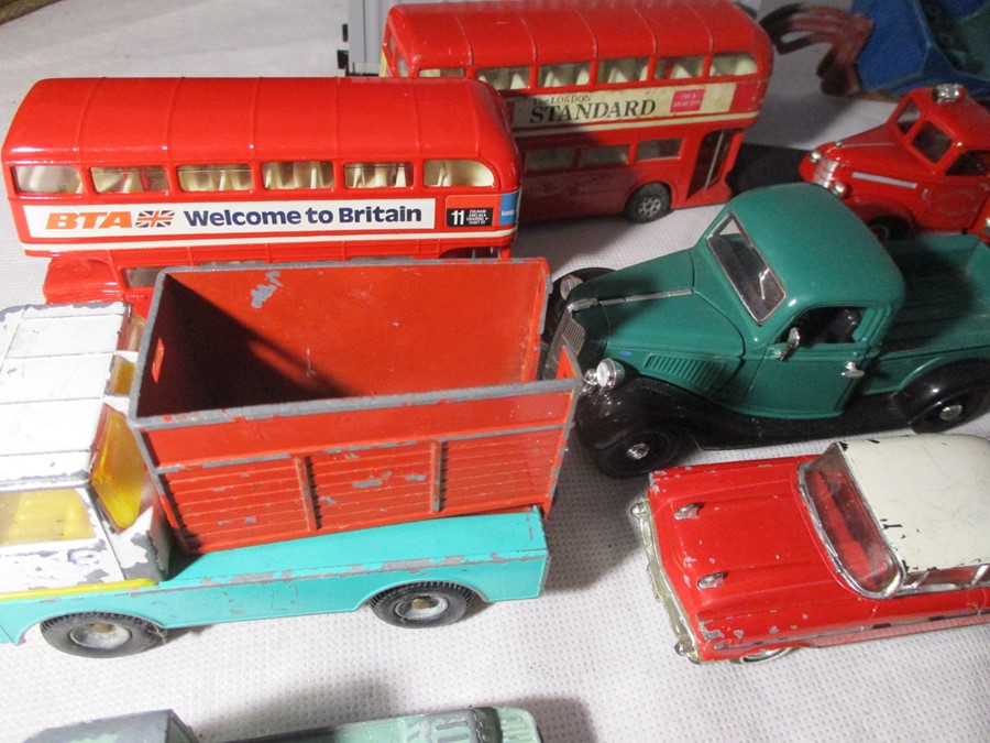 A collection of unboxed die-cast vehicles including Dinky, Corgi, Lledo, Matchbox etc - Bild 12 aus 16