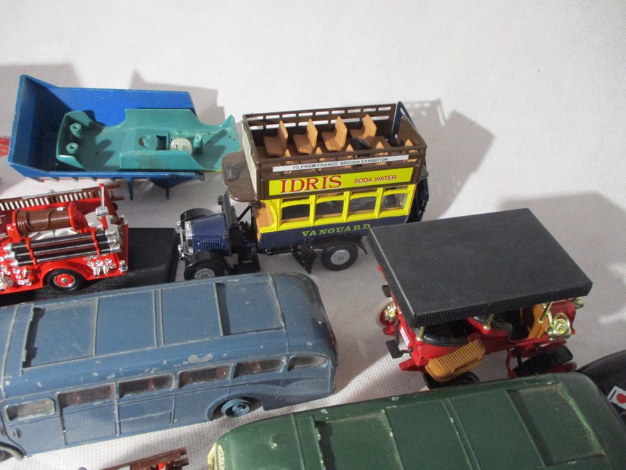 A collection of unboxed die-cast vehicles including Dinky, Corgi, Lledo, Matchbox etc - Bild 14 aus 16