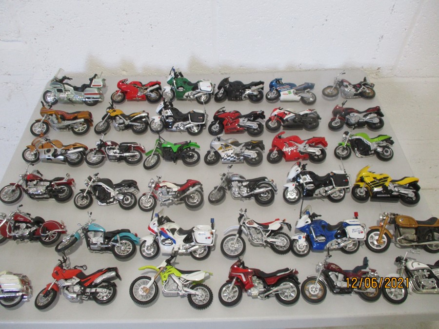 A collection of thirty six model motorcycles including Maisto etc - Bild 8 aus 8