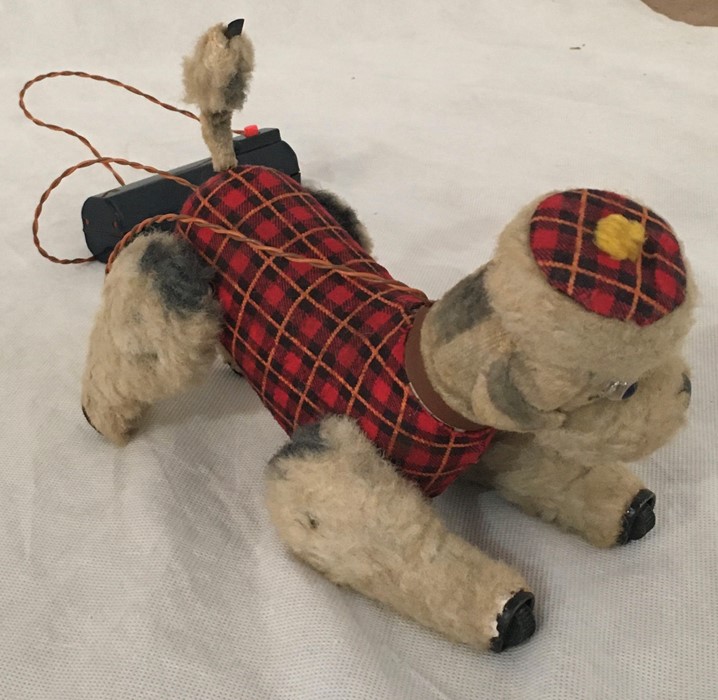 A battery operated Scotty dog with tartan coat. Light up eyes and movable legs and tail - Bild 3 aus 3