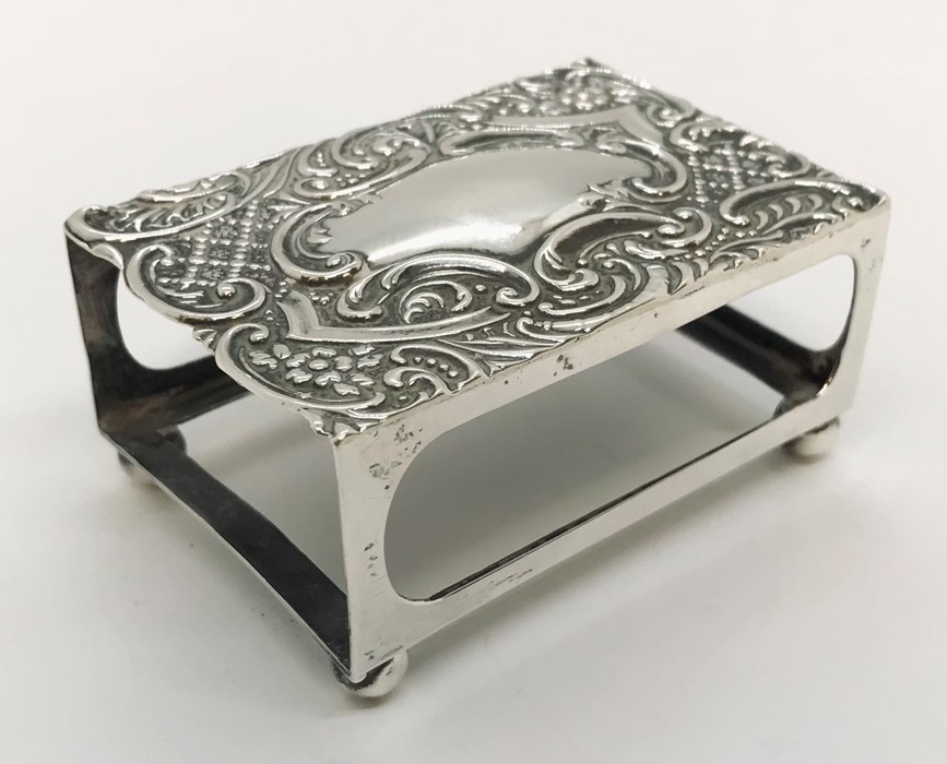 A hallmarked silver matchbox holder along with a silver pickle fork with mother of pearl handle - Bild 3 aus 3