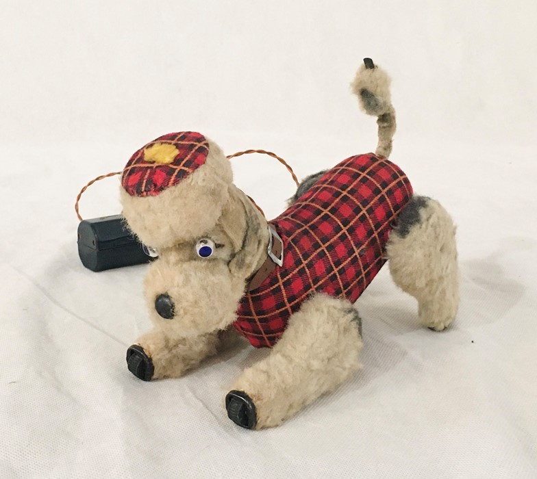 A battery operated Scotty dog with tartan coat. Light up eyes and movable legs and tail - Bild 2 aus 3