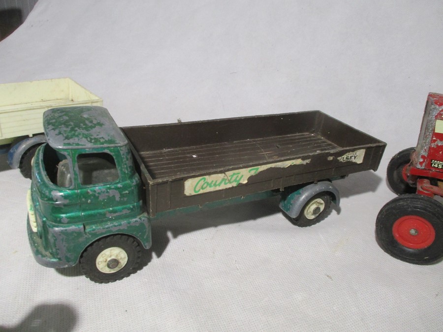 Four vintage Tri-ang Lorries, three flat bed, one tipper, plus a vintage tractor with two tin trucks - Bild 13 aus 21