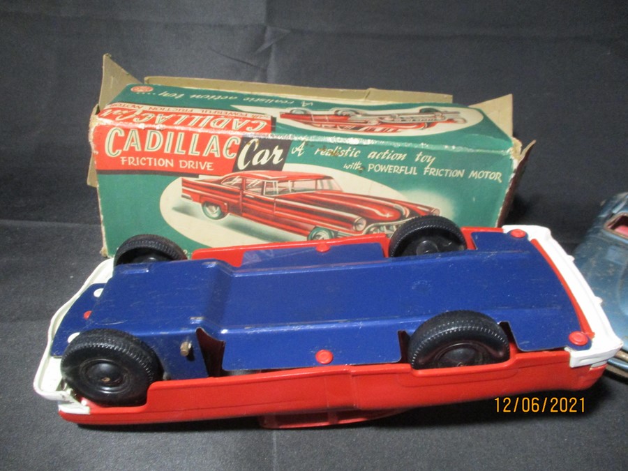 A tin plate friction driven Jaguar XK-E made in Japan and a boxed Marx Toys friction motor plastic - Bild 3 aus 14