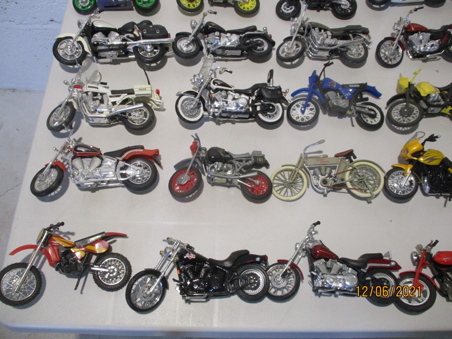 A collection of thirty six model motorcycles including Maisto etc. - Bild 5 aus 6