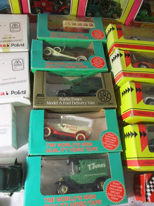 A collection of various die-cast vehicles including Matchbox, Corgi, Shell Classic Sportscars, - Bild 6 aus 13