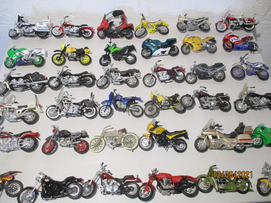 A collection of thirty six model motorcycles including Maisto etc. - Bild 6 aus 6
