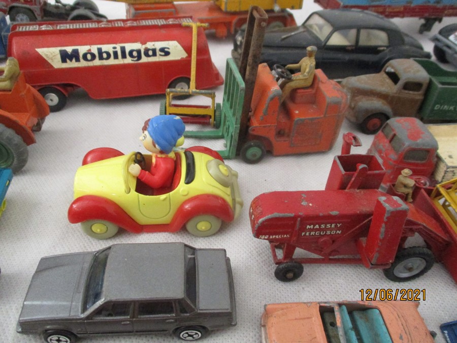 A collection of diecast toys including Dinky, Corgi, Matchbox etc. - Bild 11 aus 21