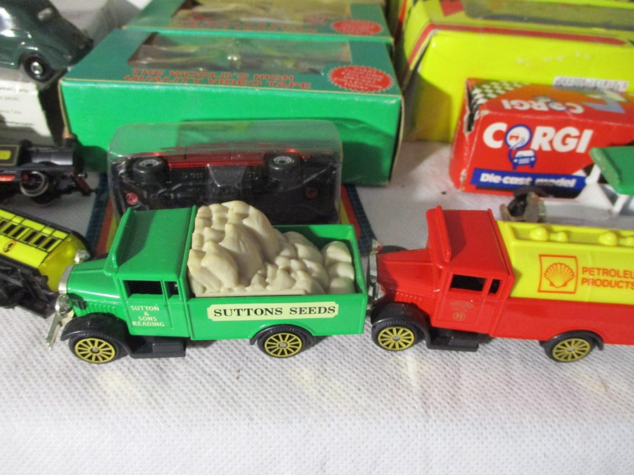 A collection of various die-cast vehicles including Matchbox, Corgi, Shell Classic Sportscars, - Bild 9 aus 13