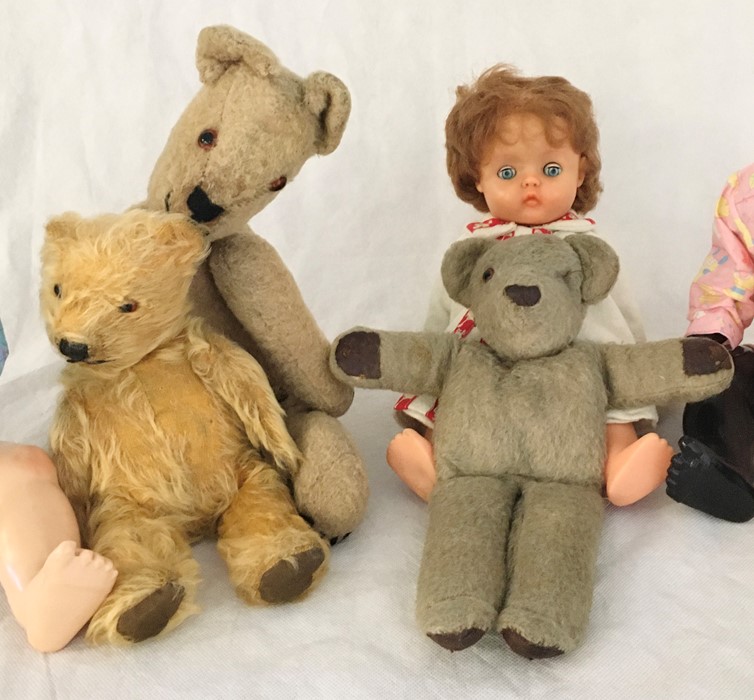 A collection of vintage dolls and teddies including Pedigree etc. - Bild 2 aus 2