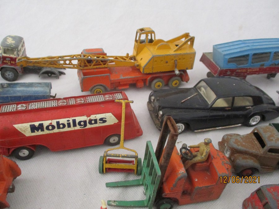 A collection of diecast toys including Dinky, Corgi, Matchbox etc. - Bild 10 aus 21