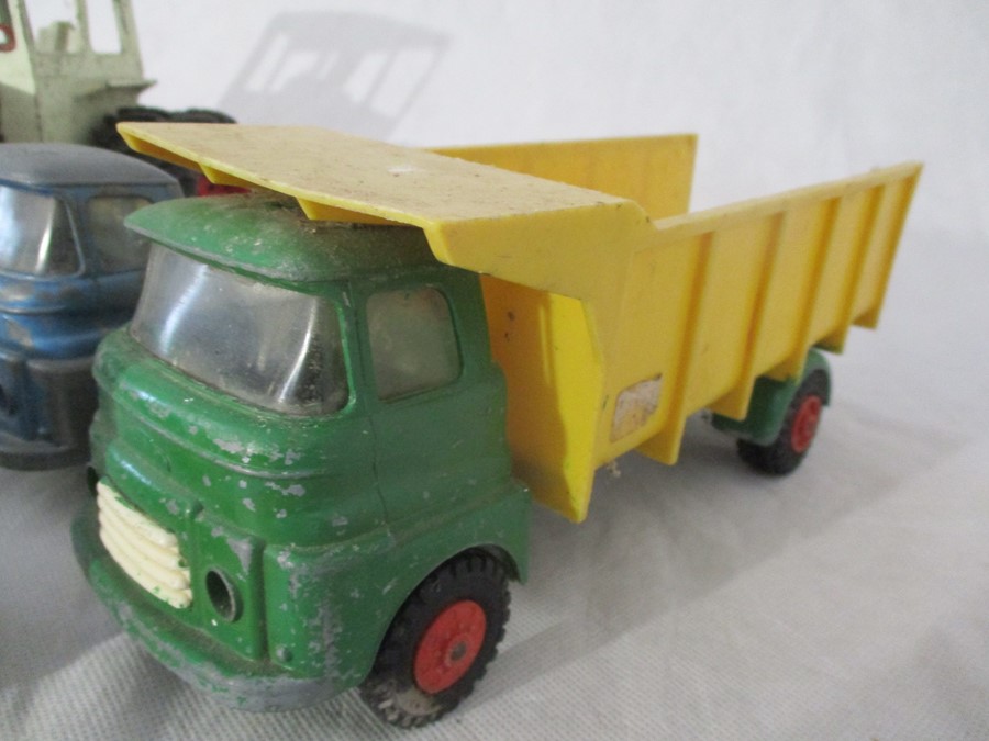 Four vintage Tri-ang Lorries, three flat bed, one tipper, plus a vintage tractor with two tin trucks - Bild 7 aus 21